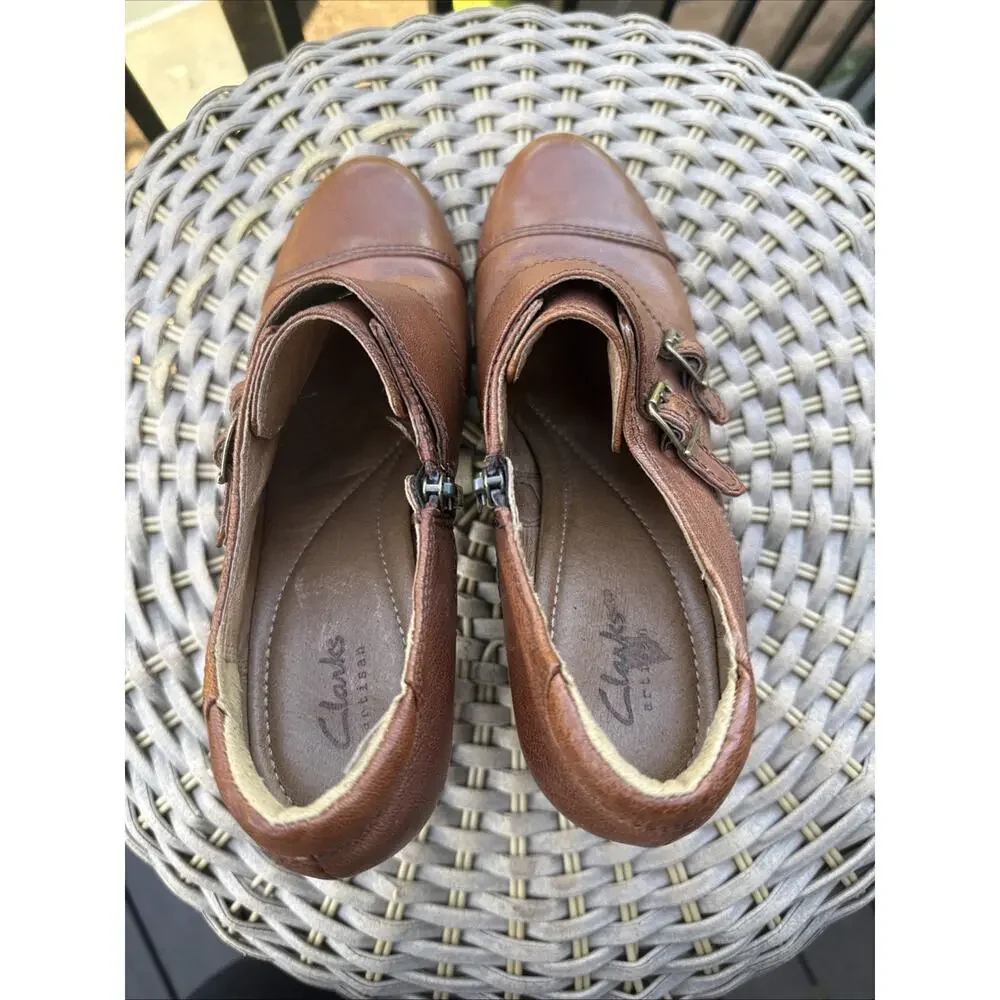 CLARKS Artisan Brown Leather BOOTIE Heels Double Buckle Zipper SIZE 8.5 Women’s